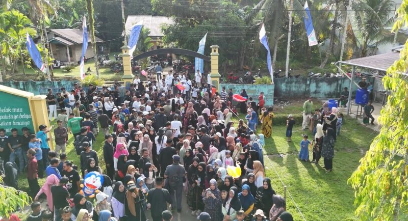 Ribuan peserta memadati halaman depan gerbang Pondok Pesantren Raudlatul Ulum Al-Khaliliyah dalam kegiatan Jalan Sehat Haflatul Imtihan ke-67, yang berlangsung meriah dan penuh semangat kebersamaan