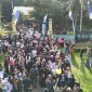 Ribuan peserta memadati halaman depan gerbang Pondok Pesantren Raudlatul Ulum Al-Khaliliyah dalam kegiatan Jalan Sehat Haflatul Imtihan ke-67, yang berlangsung meriah dan penuh semangat kebersamaan